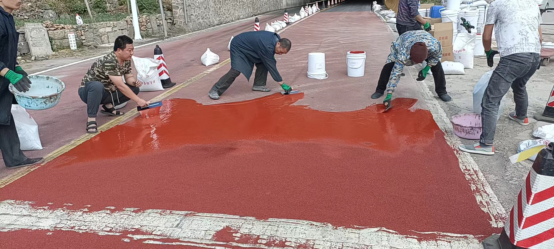 隧道口彩色陶瓷颗粒防滑路面1500m²